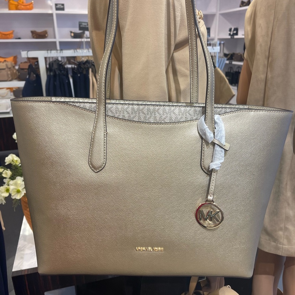 MICHAEL KORS Arden Large Metallic Top-Zip Shoulder Tote Bag
Pale Gold
NWT - Picture 4 of 16